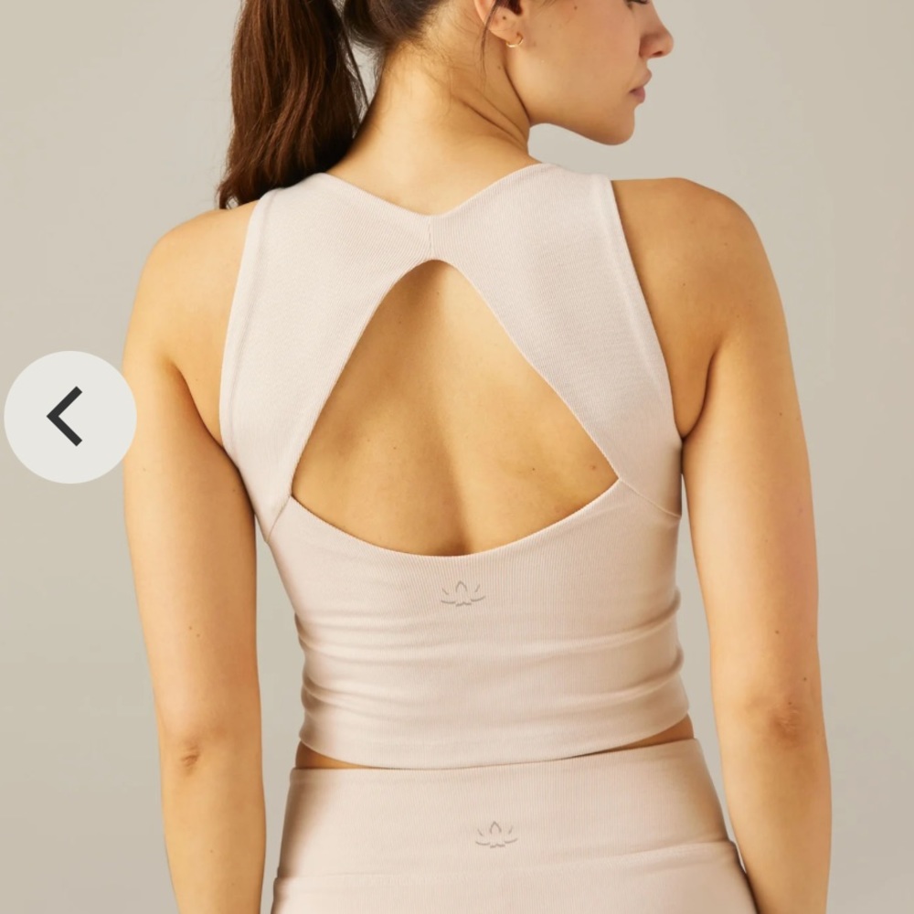 Beyond Yoga Heather Rib Fresh Cut Cropped Tank in Cream Heather - size small